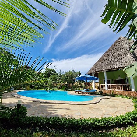 Paradiesische Villa Maisha Mazuri Mit Pool. Terrasse Und Personal شاطئ دياني المظهر الخارجي الصورة