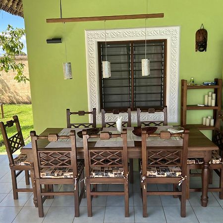 Paradiesische Villa Maisha Mazuri Mit Pool. Terrasse Und Personal شاطئ دياني المظهر الخارجي الصورة