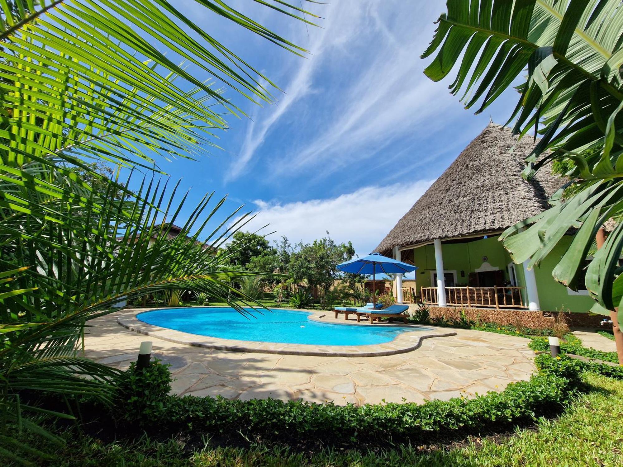 Paradiesische Villa Maisha Mazuri Mit Pool. Terrasse Und Personal شاطئ دياني المظهر الخارجي الصورة