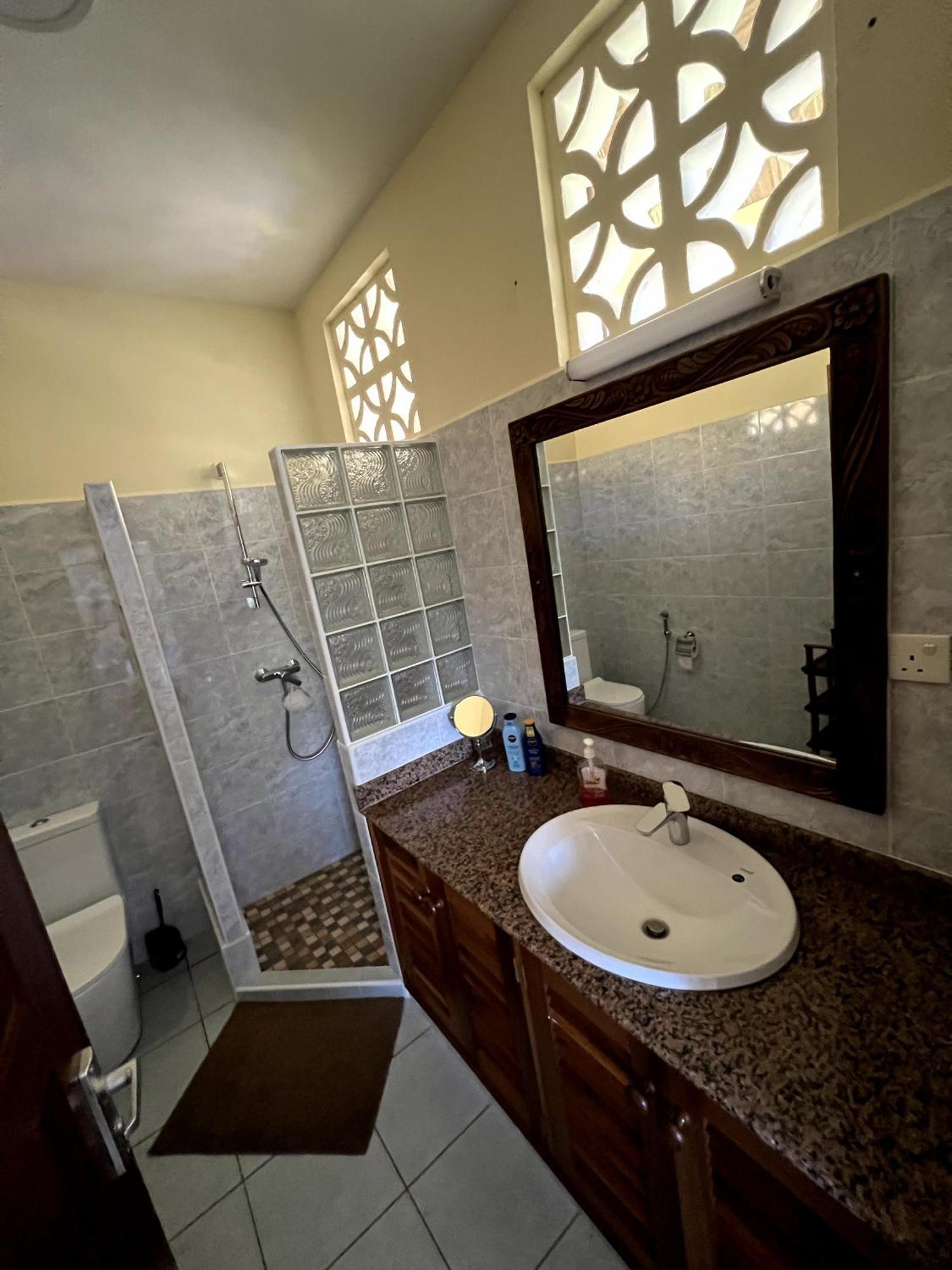 Paradiesische Villa Maisha Mazuri Mit Pool. Terrasse Und Personal شاطئ دياني المظهر الخارجي الصورة