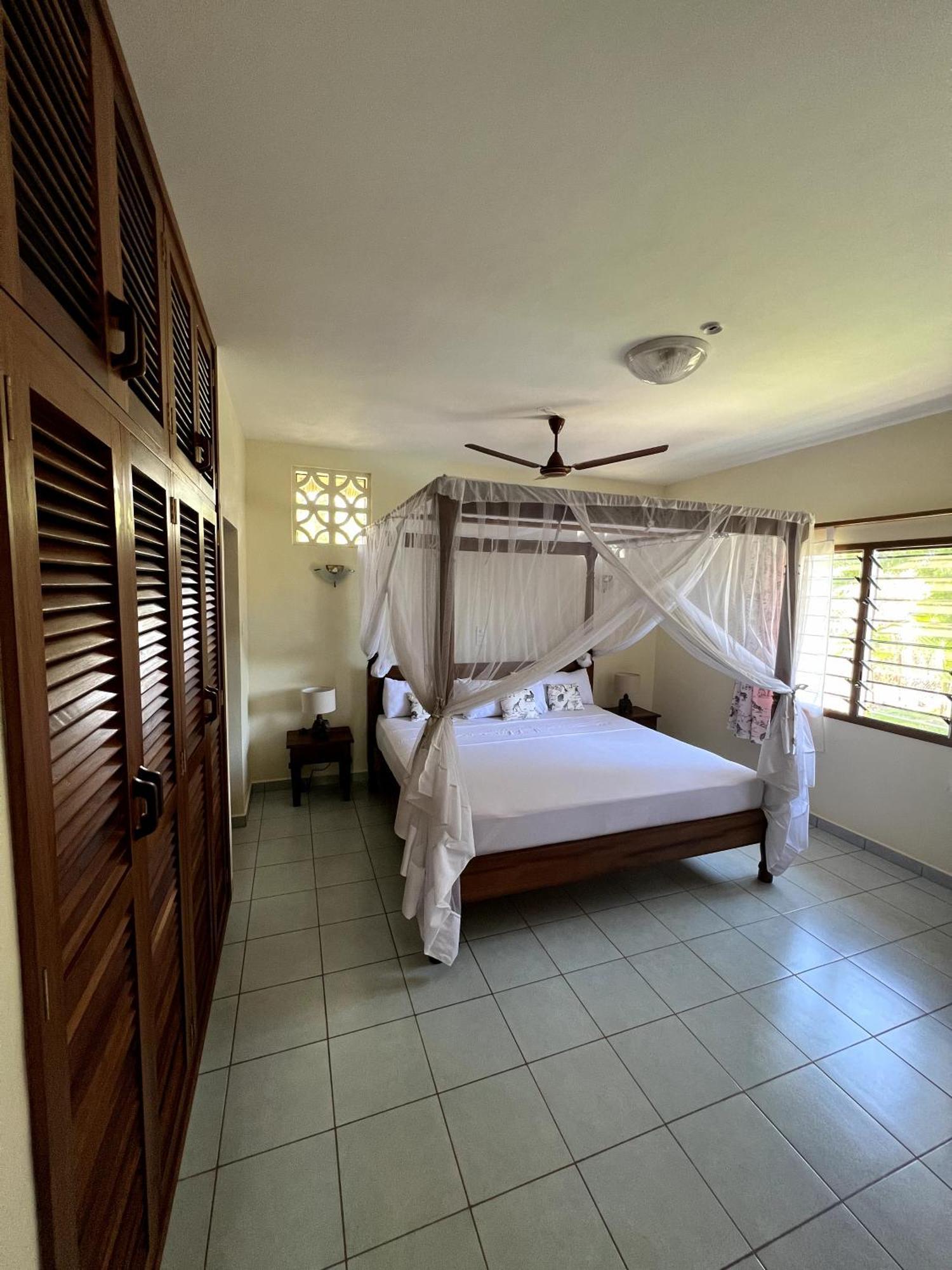 Paradiesische Villa Maisha Mazuri Mit Pool. Terrasse Und Personal شاطئ دياني المظهر الخارجي الصورة