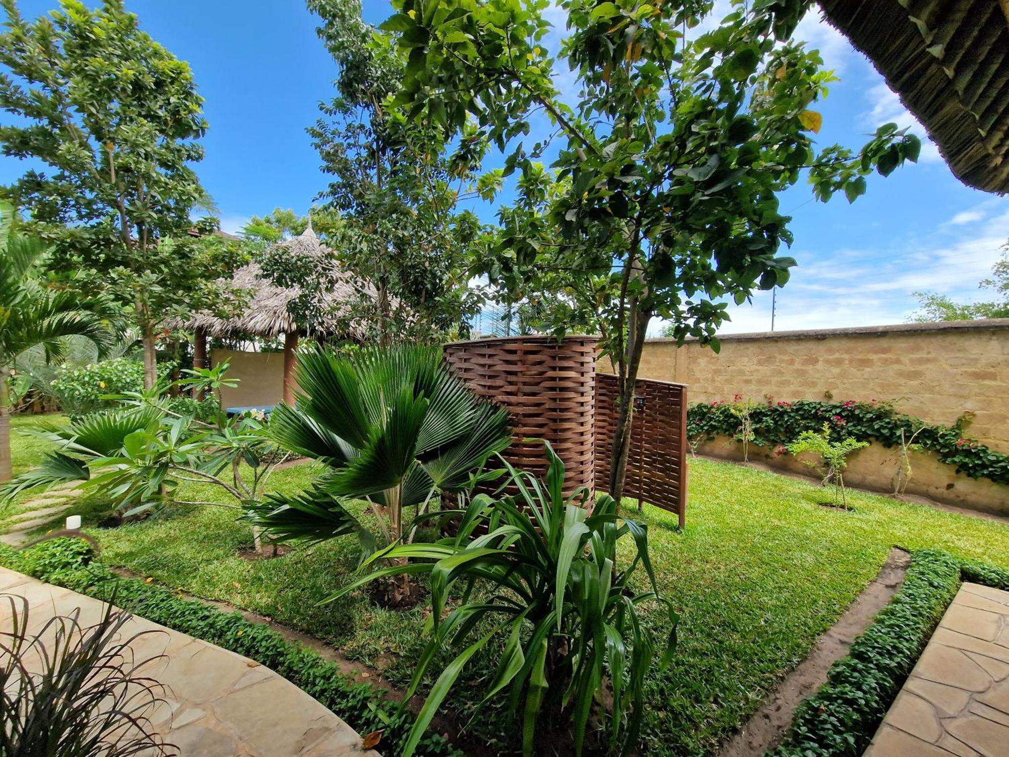 Paradiesische Villa Maisha Mazuri Mit Pool. Terrasse Und Personal شاطئ دياني المظهر الخارجي الصورة