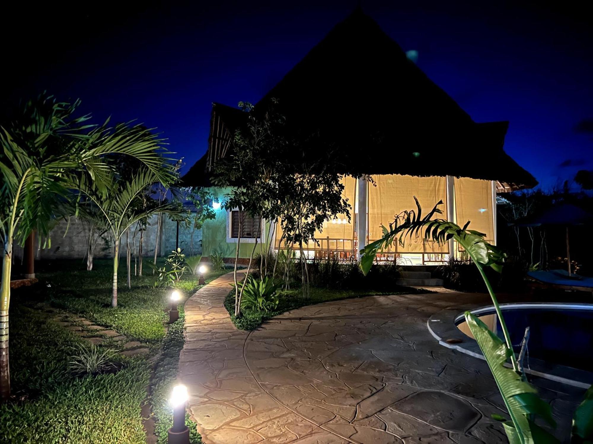Paradiesische Villa Maisha Mazuri Mit Pool. Terrasse Und Personal شاطئ دياني المظهر الخارجي الصورة