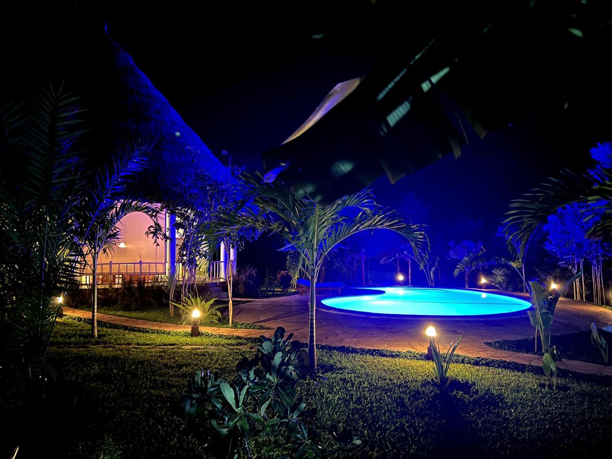 Paradiesische Villa Maisha Mazuri Mit Pool. Terrasse Und Personal شاطئ دياني المظهر الخارجي الصورة