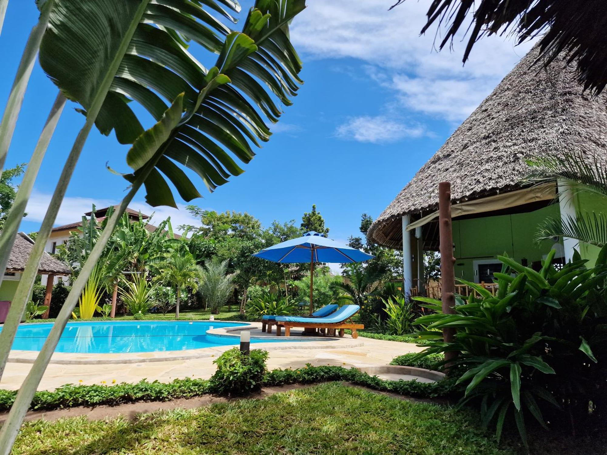 Paradiesische Villa Maisha Mazuri Mit Pool. Terrasse Und Personal شاطئ دياني المظهر الخارجي الصورة