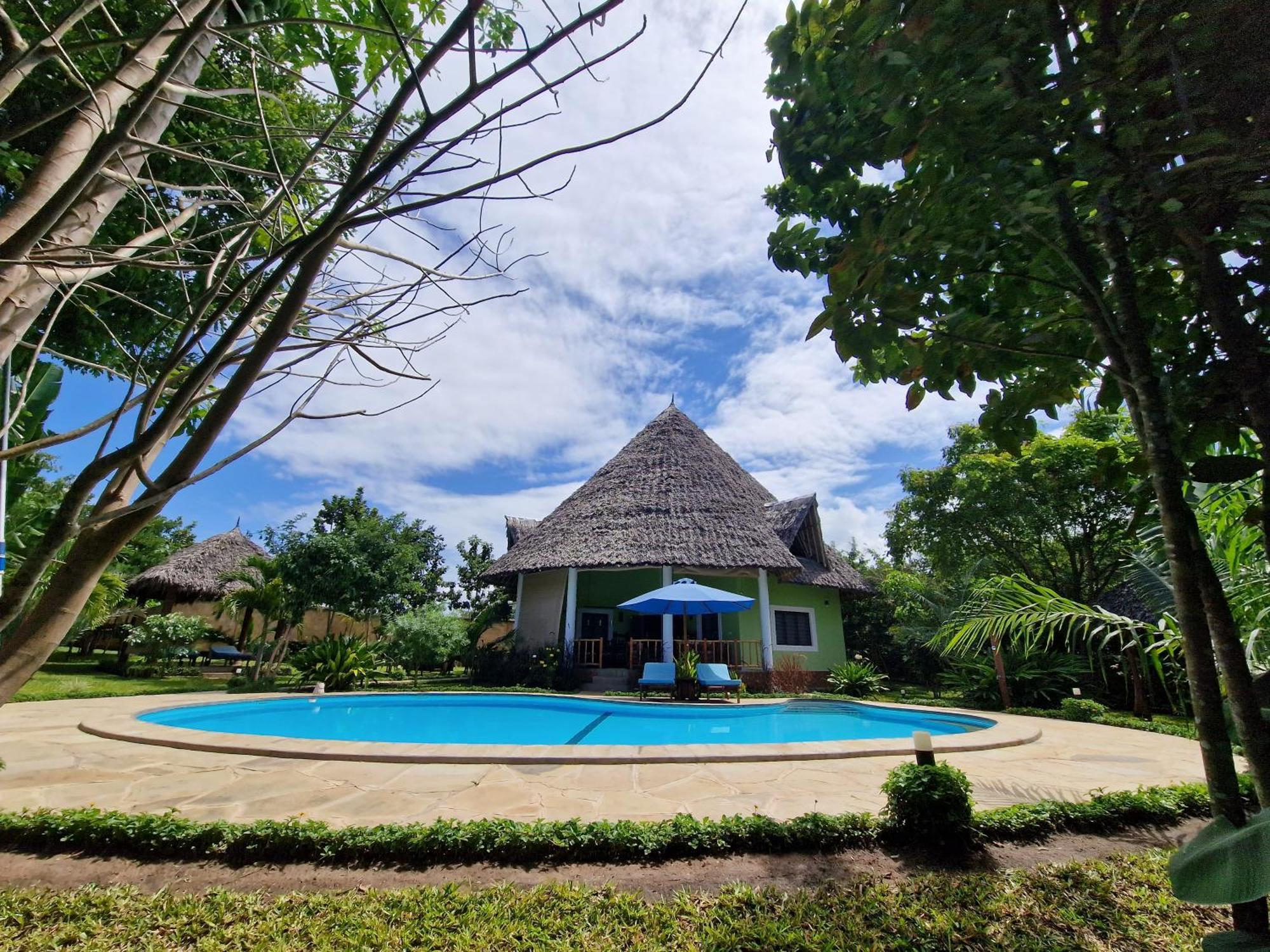 Paradiesische Villa Maisha Mazuri Mit Pool. Terrasse Und Personal شاطئ دياني المظهر الخارجي الصورة