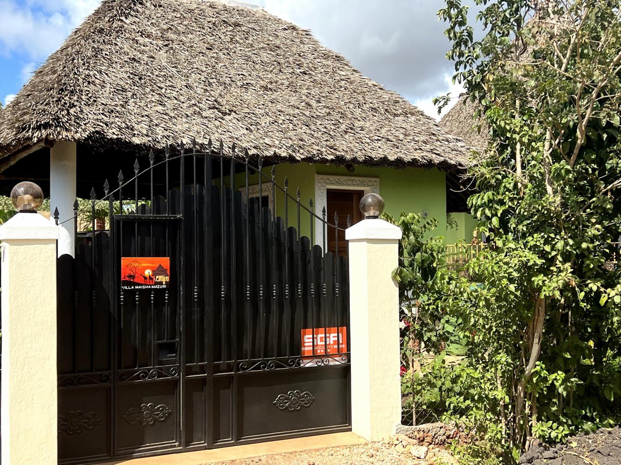 Paradiesische Villa Maisha Mazuri Mit Pool. Terrasse Und Personal شاطئ دياني المظهر الخارجي الصورة
